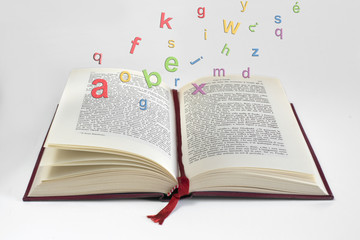 Libro con lettere volanti