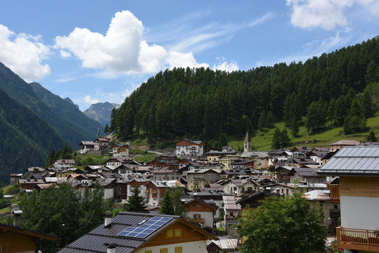 paese di montagna monti baite case di montagna cime 