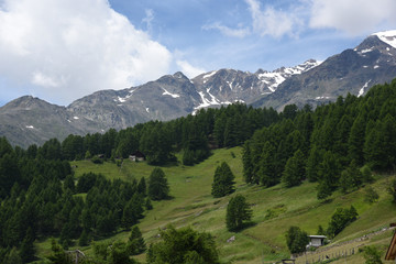 Fototapeta premium paese di montagna monti baite case di montagna cime 