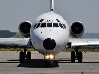 Vista frontal de avión de línea MD-82
