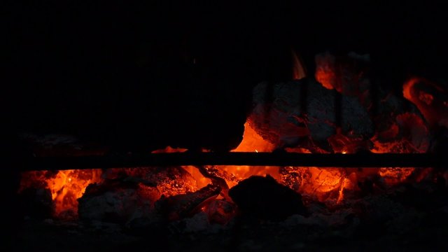 CHIMENEA BARBACOA CARB&Oacute;N
Plano fijo de carb&oacute;n, le&ntilde;a al rojo vivo con chispas