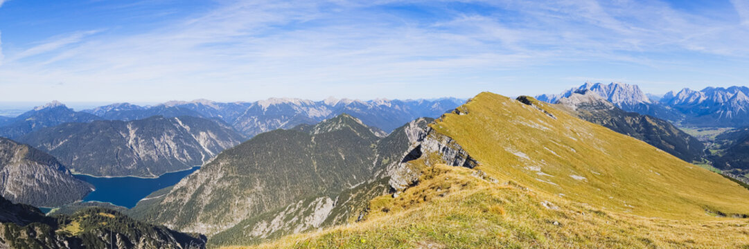 Alpine panorama with views to the Plansee and Germany's highest peak Zugspitze
