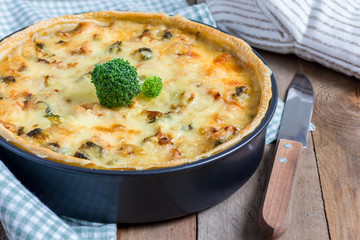 Quiche lorraine with chicken, mushrooms and broccoli