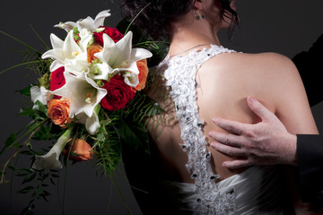 Brautkleid Rückenansicht mit Brautstrauß