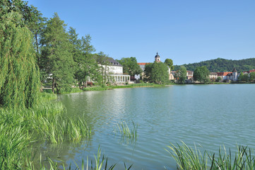 am Burgsee mit der Altstadt im Sole-Heilbad Bad Salzungen in Thüringen