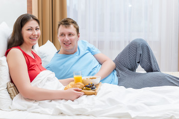 Obraz na płótnie Canvas a married couple together breakfast in bed