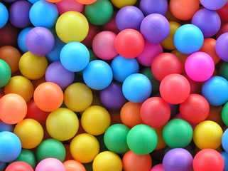 Zdjęcie ukazuje kolorowe piłki 