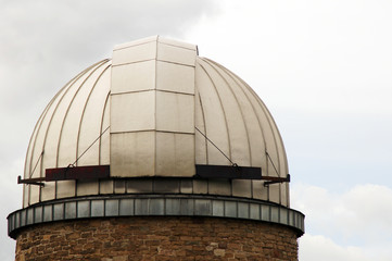 Sternwarte Stuttgart. Die grosse Metall Kuppel thront auf einem Mauerstein Turm, der an einen...