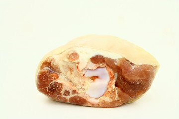 jarret de porc cru,isolé fond blanc