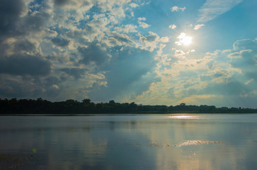 вечернее солнце в облаках