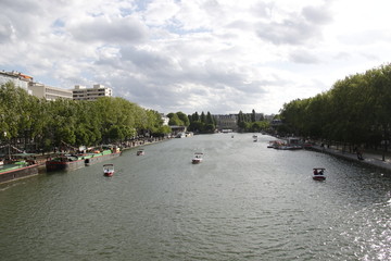 Fototapeta na wymiar Canal Saint Martin à Paris 
