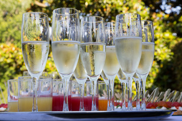 Bicchieri pieni di spumante freddo e aperitivi