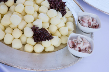 Mozzarelle ciliegine accompagnate da guanciale a cubetti