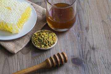 Honey with honeycomb and bee pollen