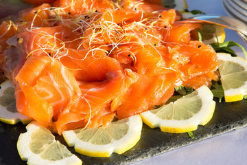 Fettine di salmone con spicchi di limone