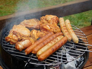 Bratwürste und Fleisch auf Grill