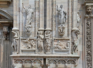 Fototapeta na wymiar talamoni, evangelisti e scene della Bibbia; facciata del Duomo di Milano