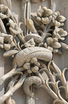 gigli e serpente; altorilievo in marmo, portale del Duomo di Milano