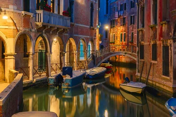 Nachtseitlicher Kanal und Brücke in Venedig, Italien © Kavalenkava