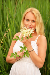 Une femme enceinte posant dans l'herbe