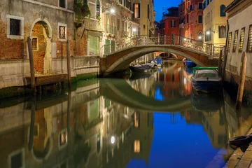 Fototapeten Night lateral canal and bridge in Venice, Italy © Kavalenkava