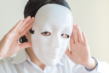 仮面をつけた女性