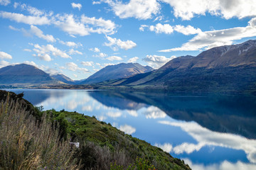 Naklejka premium Lake Wakatipu mirroring the sky