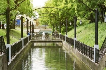 Wedding photo shoot in park with green trees, channel