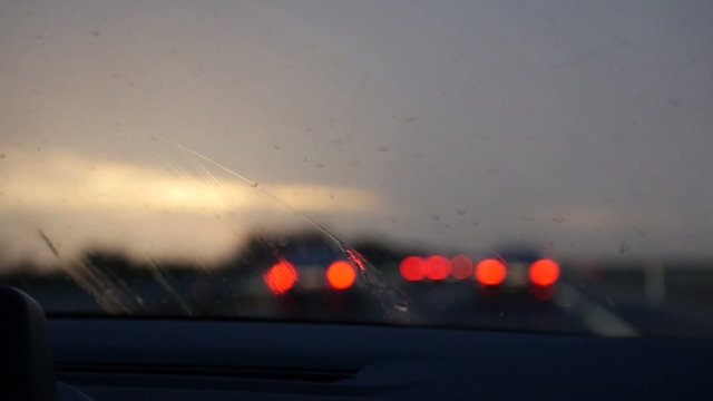 PARABRISAS TORMENTA COCHES
Plano interior de veh&iacute;culo circulando bajo una tormenta, los limpia quitan las gotas de lluvia