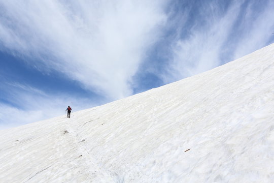 雪渓を登る登山者