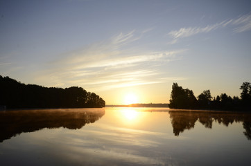 Fototapeta na wymiar Landschaft bei Berlin mit See im Sonnenaufgang