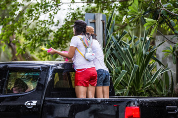 Jugendliche feiern Songkran in S&uuml;d-Thailand und bespritzen sich und Passanten mit Wasser