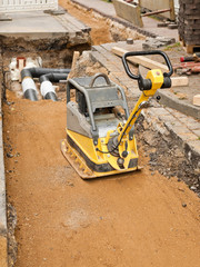 Fernw&auml;rmerohre in einer Baugrube - zugesch&uuml;tten und abger&uuml;tteln