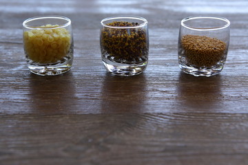 Pyłek kwiatowy, gorczyca, makaron © fotodrobik