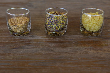 Pyłek kwiatowy, gorczyca, makaron © fotodrobik