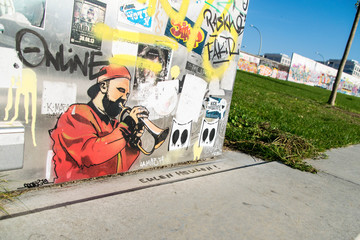Le joueur de trompette du mur de Berlin