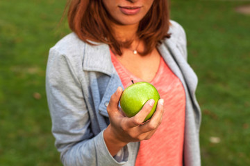 Chica con una manzana
