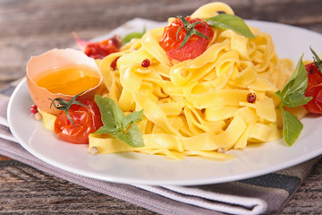 tagliatelle with tomato and basil