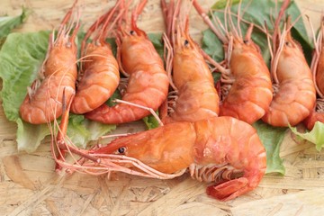 Barbecue grilled shrimp with green vegetables