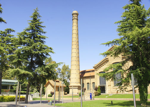 Chimenea ornamental en unos jardines, Cornell&aacute; de Llobregat, Barcelona