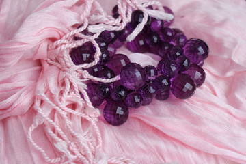 Розовый шарф и пурпурный браслет