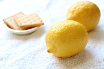 Лимоны и печенье на белом фоне