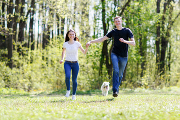 Obraz premium Happy young couple and dog