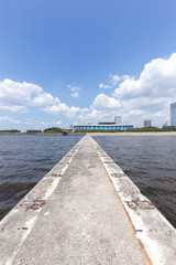 Fototapeta premium 幕張海浜公園の浜を捉えた都市・建築イメージ