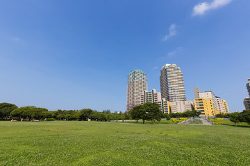 Obraz premium 幕張ベイタウンの高層マンションと新緑の公園