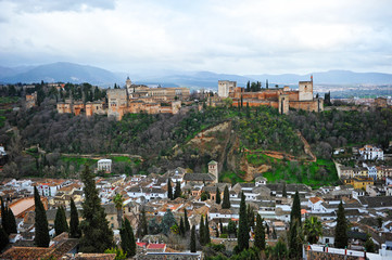 Vista panóramica del palacio de la Alhambra y del barrio del Albaicín, Granada, Andalucía, España