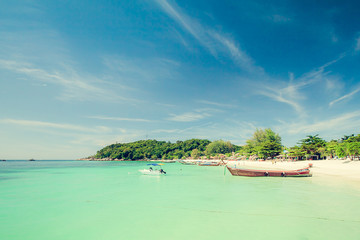 Fototapeta na wymiar Natural sand and beach and island in tropical climate. Thailand.