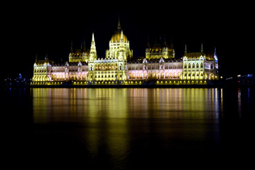 Fototapeta na wymiar parliament in Budapest by night