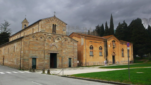 Vicopisano, a pochi passi da Pisa, borgo medievale delimitato da cinta muraria, caratterizzato da torri con funzione difensiva o abitativa.