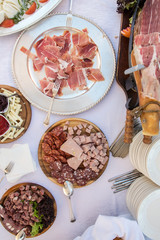 Prosciutto, mortadella e salame italiani su piatti visti dall'alto